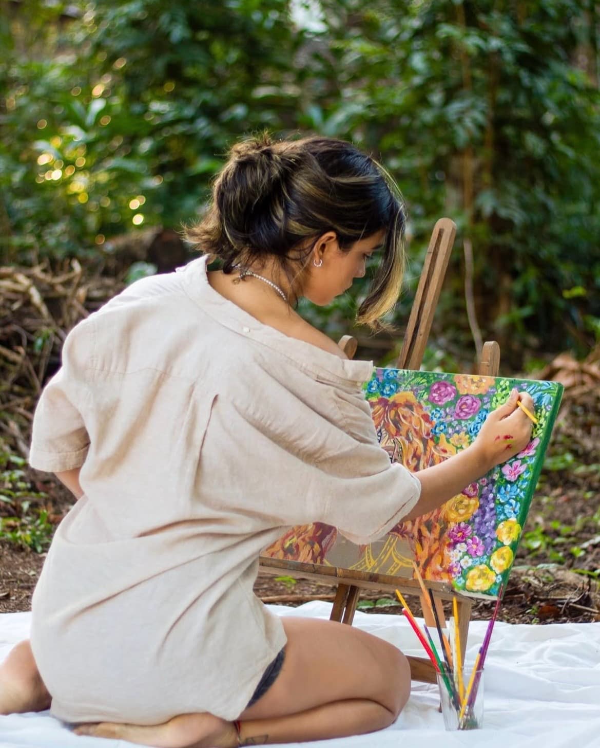 Lara Soares pintando no estúdio